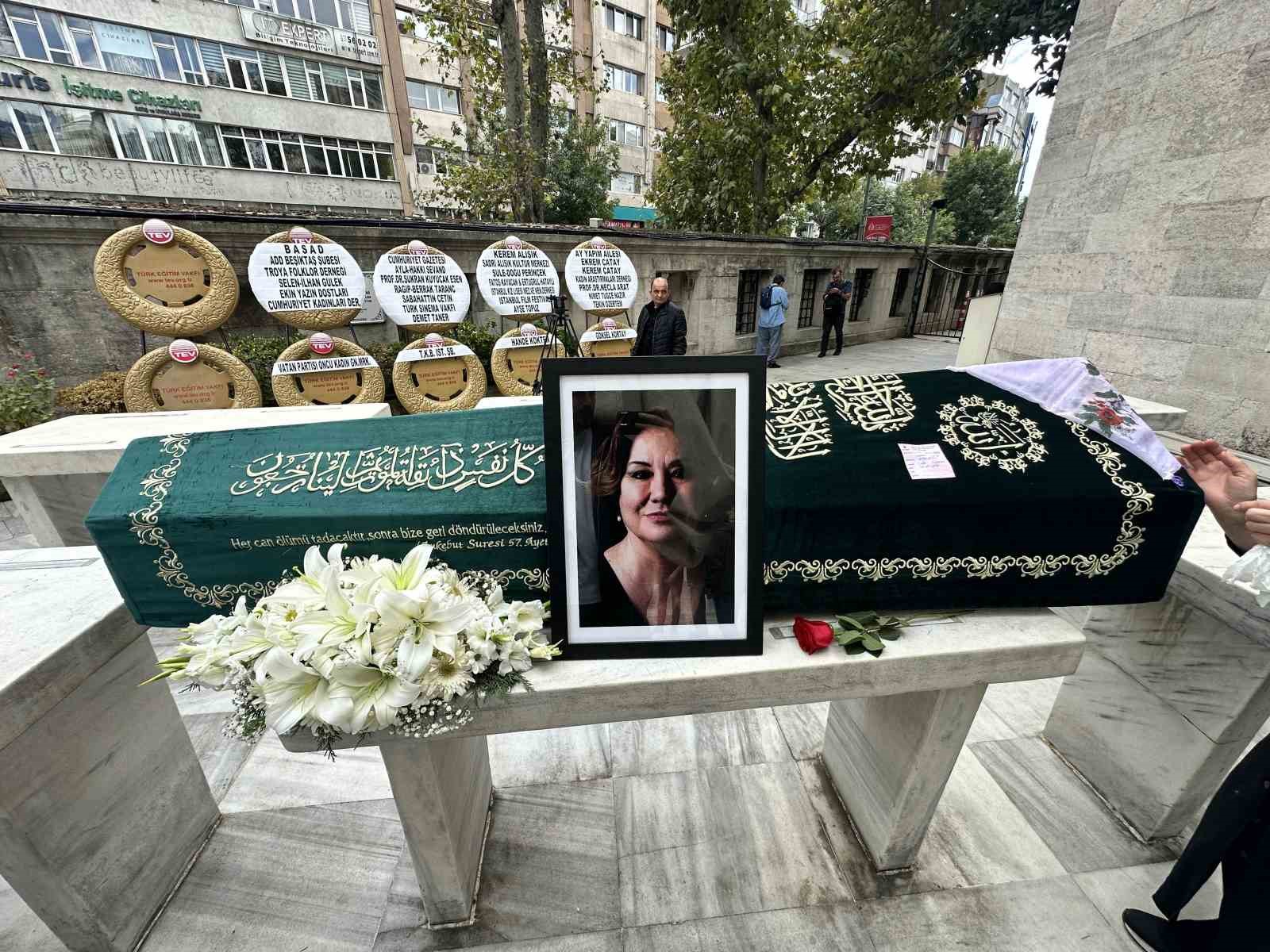 Oyuncu Gülsen Tuncer son yolculuğuna uğurlanıyor