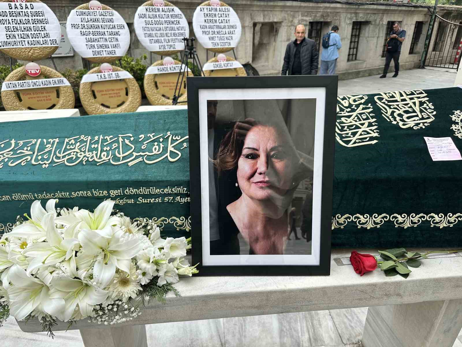 Oyuncu Gülsen Tuncer son yolculuğuna uğurlandı
