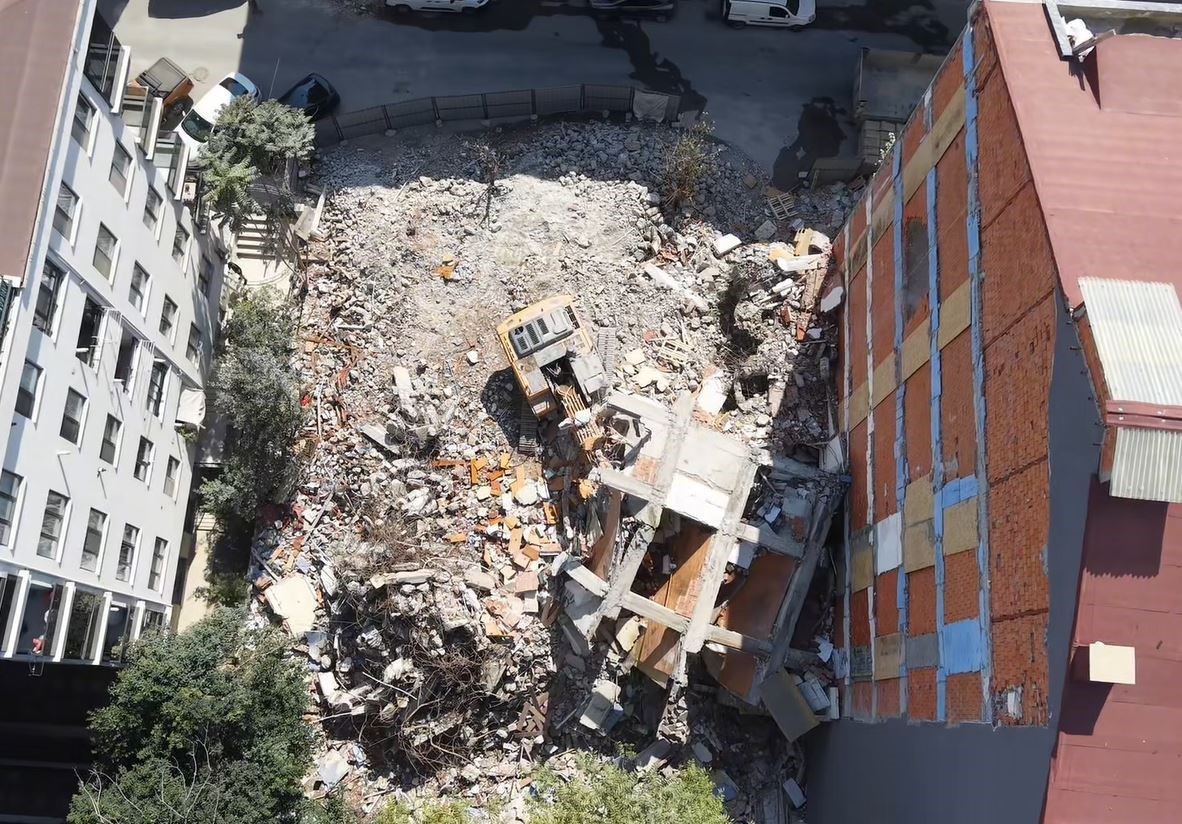 Kentsel dönüşüm yıkımında çöken beton blok iş makinesinin üzerine devrildi