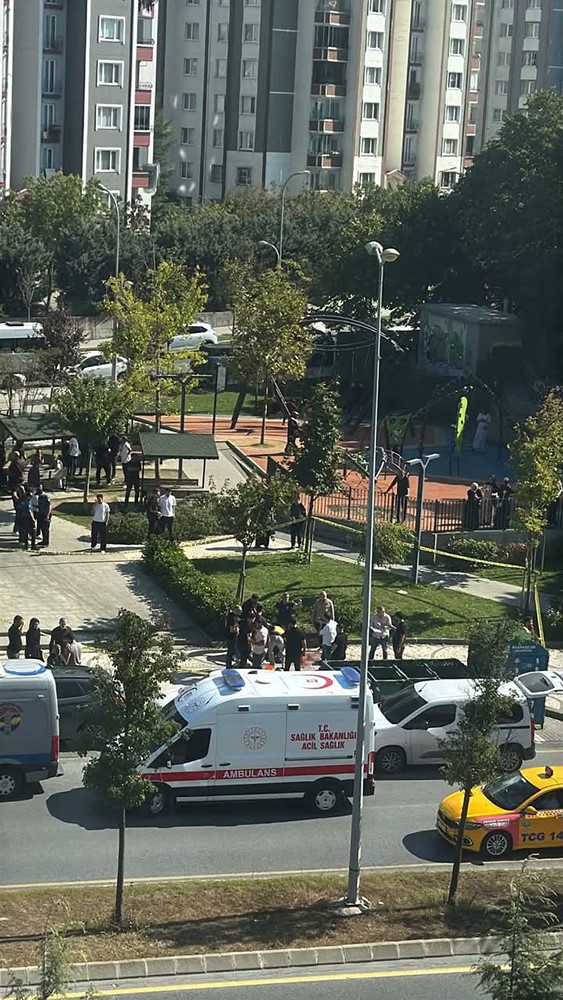 Başakşehir’de iki kişi sokak ortasında silahlı saldırıya uğradı. Olay yerine çok sayıda polis ekibi ve sağlık ekipleri sevk edildi. Yaralılar sağlık ekiplerinin ilk müdahalesinin ardından hastaneye kaldırıldı.
