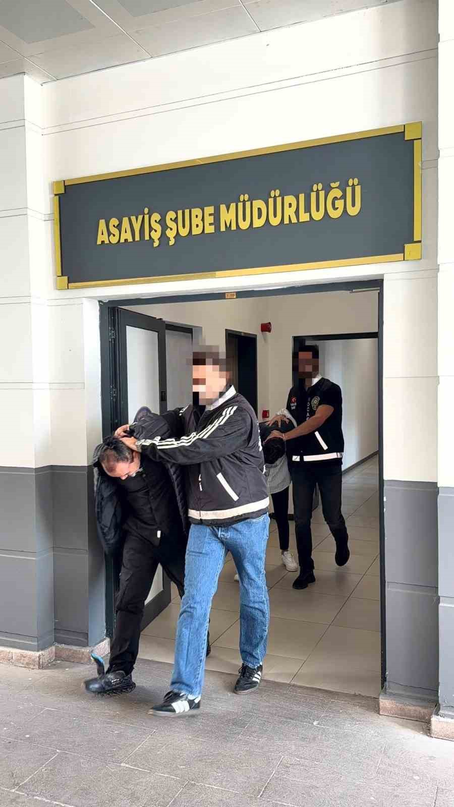 İş görüşmesi bahanesiyle açtırdıkları hesaplardan kredi çekmişler