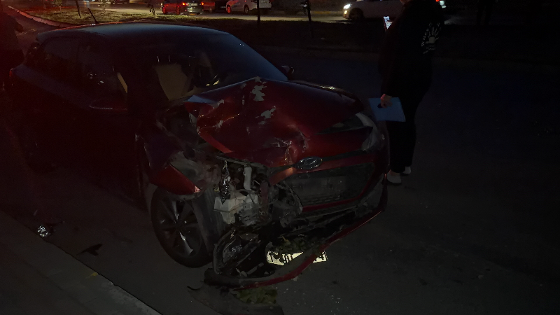Virajı alamayan otobüs iki otomobile çarptı