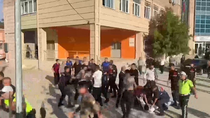 Okul önünde silahlı saldırı: Yaralı öğrenciler var