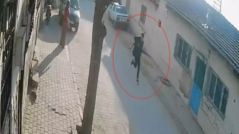 Saldırganın geliş ve kaçış anları kameraya yansıdı
