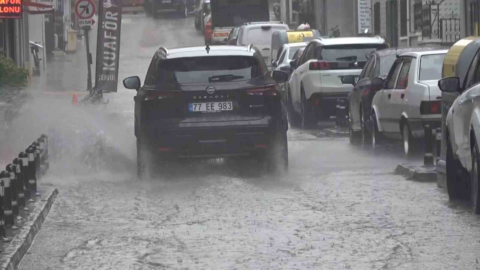 Yalova’da sağanak yağış hayatı olumsuz etkiliyor
