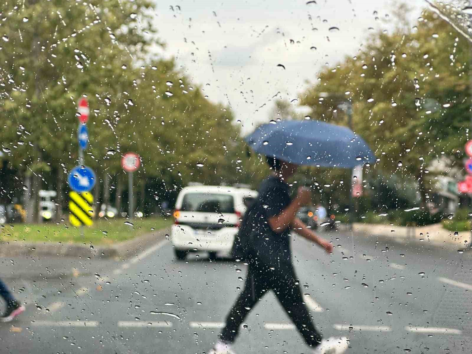 İstanbul’da sonbahar yüzünü gösterdi, beklenen yağmur etkili olmaya başladı
