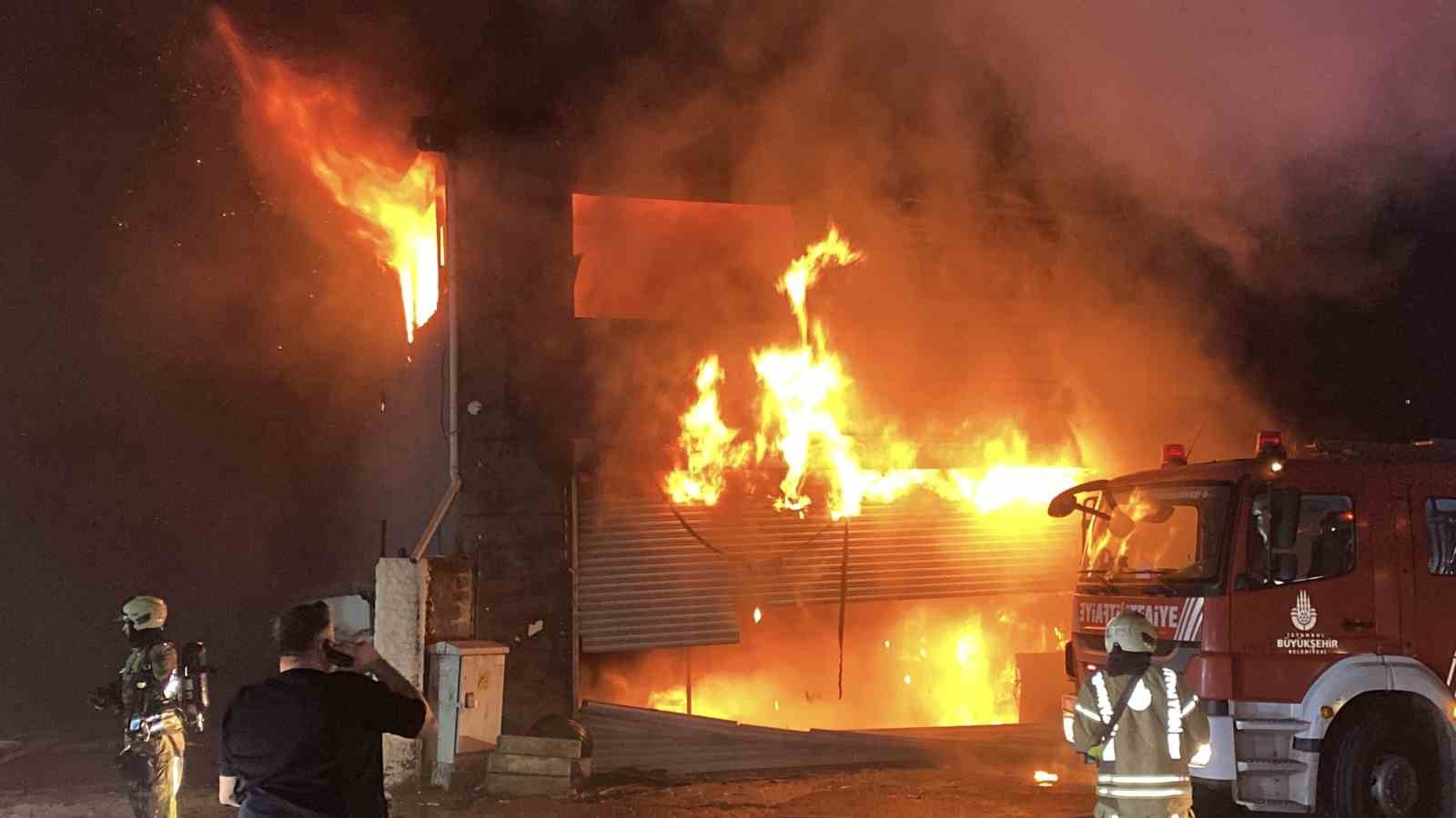 Esenyurt’ta lastikçi dükkanında çıkan yangın 5 iş yerine sıçradı
