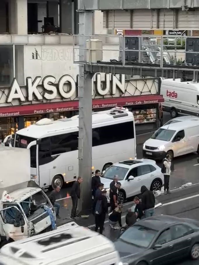 E-5’de feci kaza, çevredekiler şoföre kalp masajı yaptı