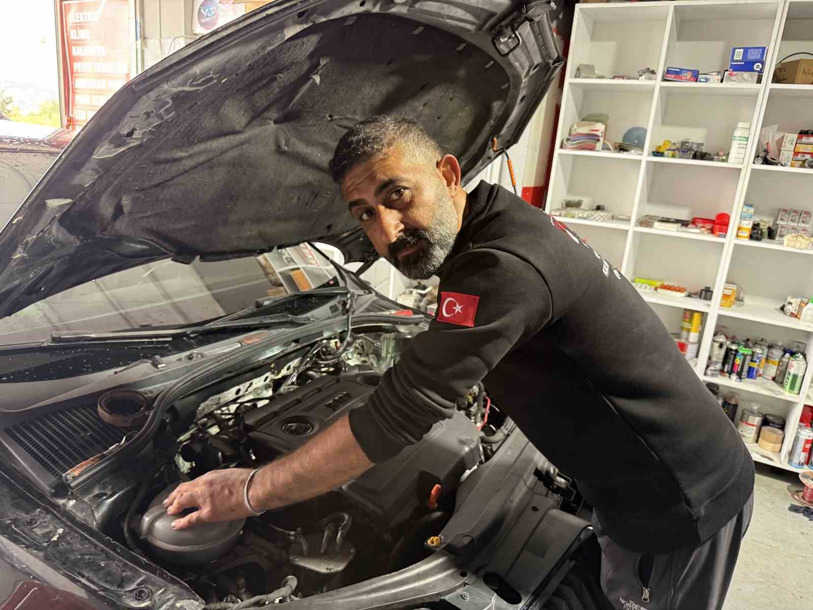 Oto tamircisi otobanda çaresiz kalınca, şalgam suyunu motor suyu olarak kullandı