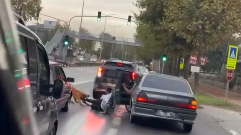 Köpeğin vatandaşı ayağından ısırıp sürüklediği anlar kamerada