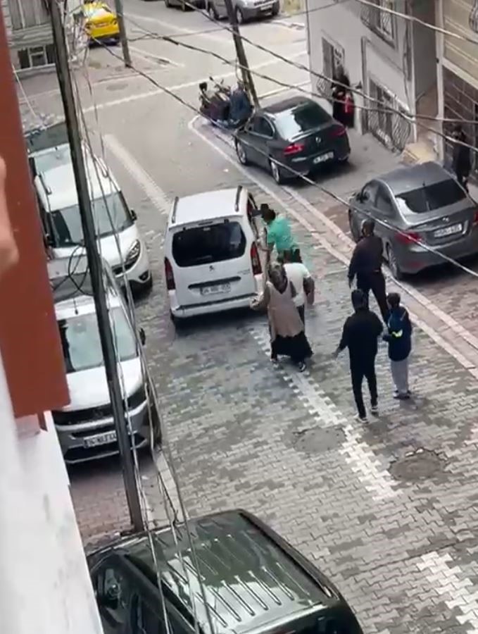 Eski koca olay çıkardı, kadının yakınları tekme tokat kovaladı; o anlar kamerada
