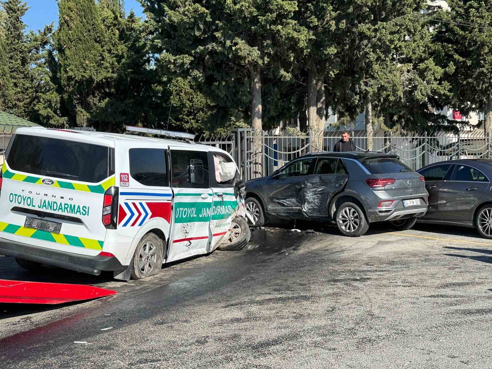 Silivri’de jandarma aracı kazaya karıştı:3 yaralı
