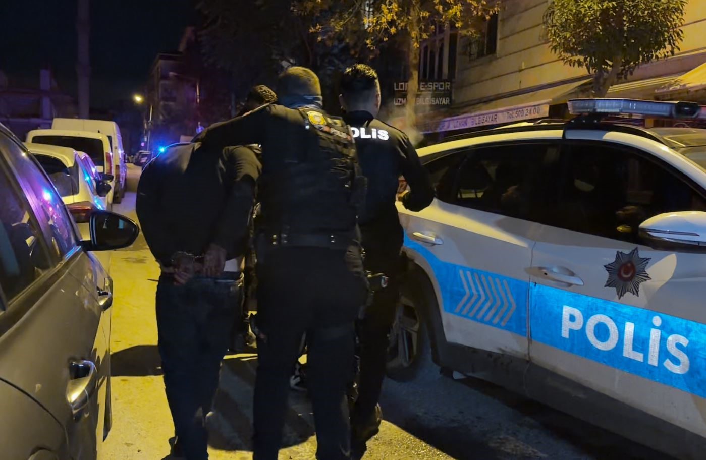 Avcılar’da ’dur’ ihtarına uymayan şahıs polis aracına çarparak kaçmaya çalıştı
