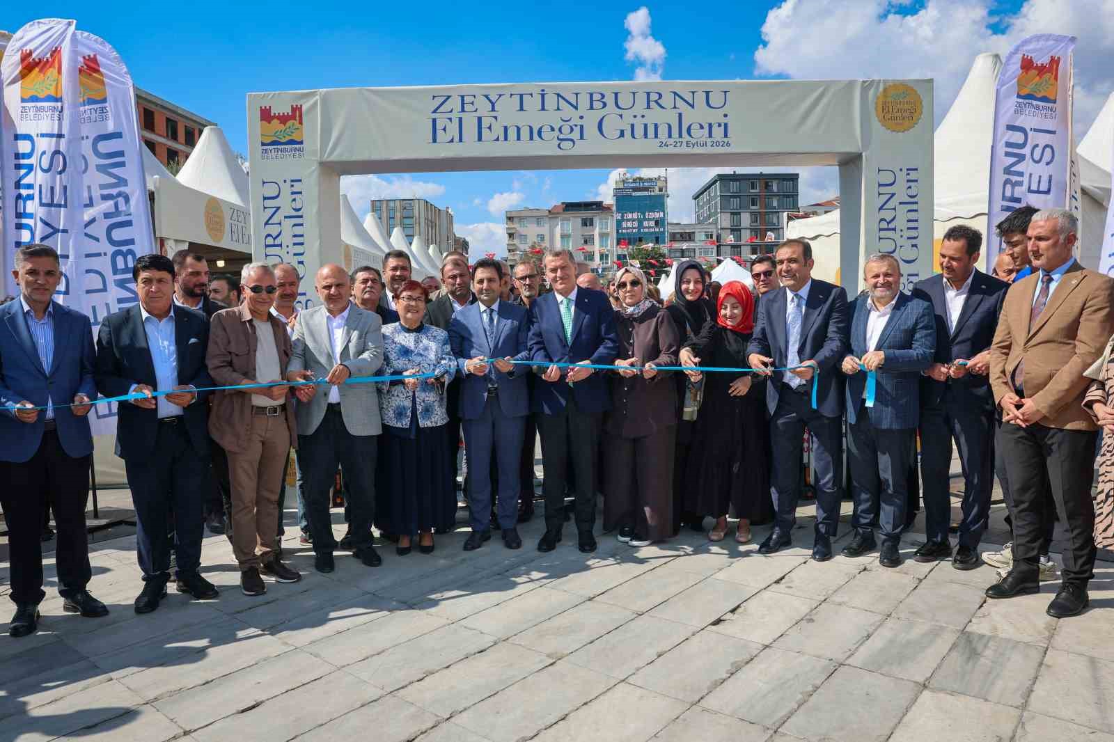 Zeytinburnu’nda kadınların el emeği ürünleri 15 Temmuz Meydanı’nda satışa çıktı