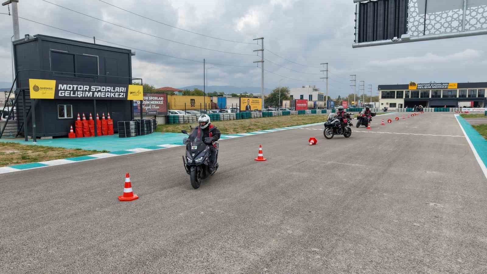 Başiskele’de motosiklet sürücülerine ücretsiz eğitim
