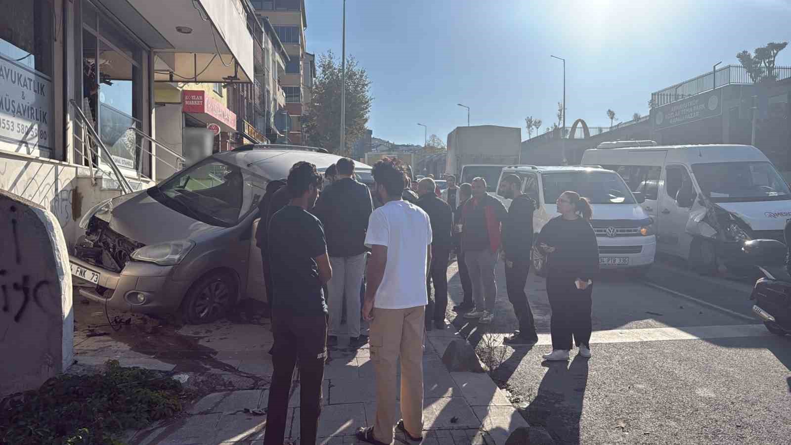 Arnavutköy’de kaza anı kamerada: Çarpışmanın etkisiyle kaldırıma uçtu
