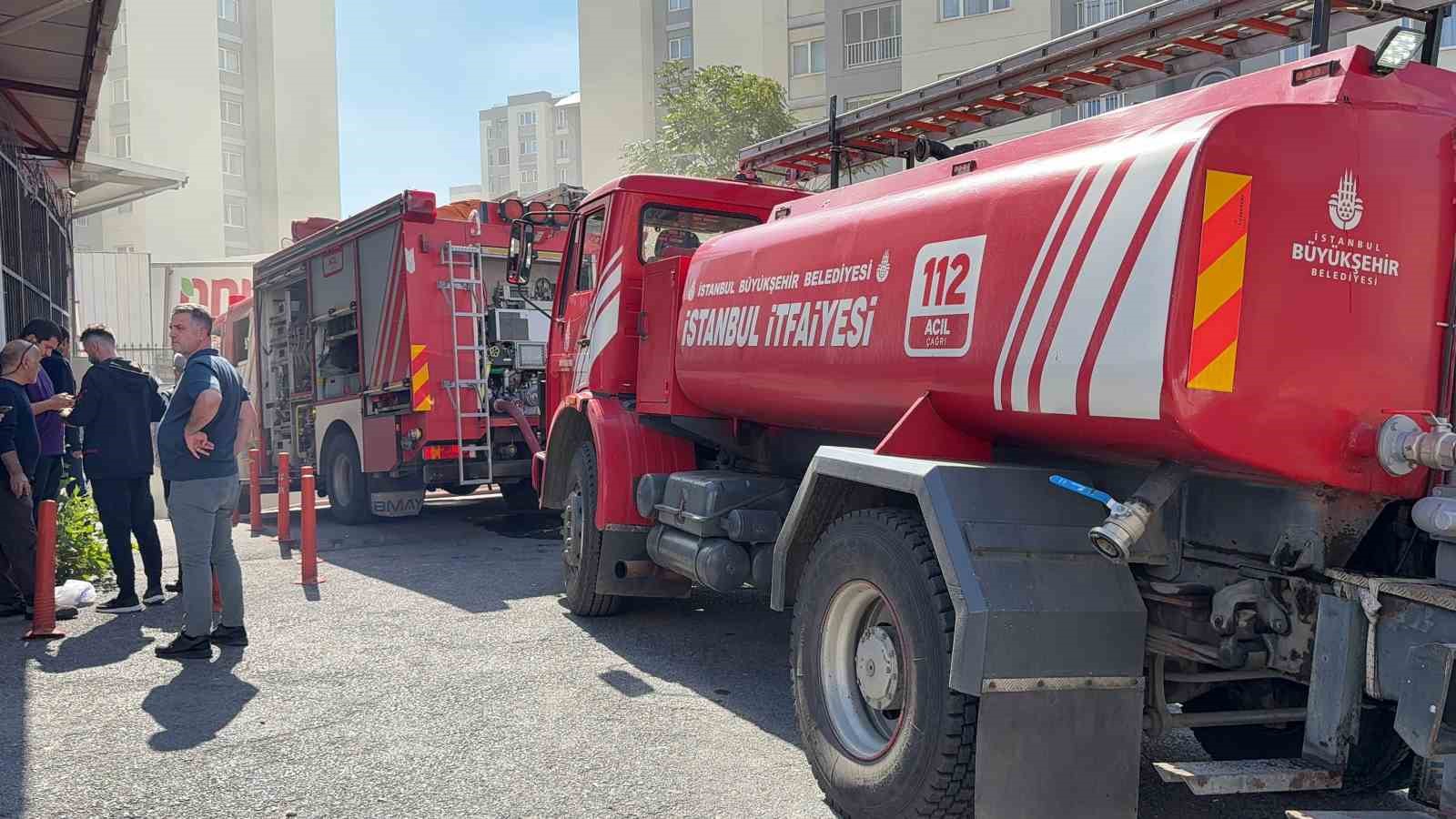Küçükçekmece’de otoparkta elektrikli araç yangını paniği: Bina tahliye edildi
