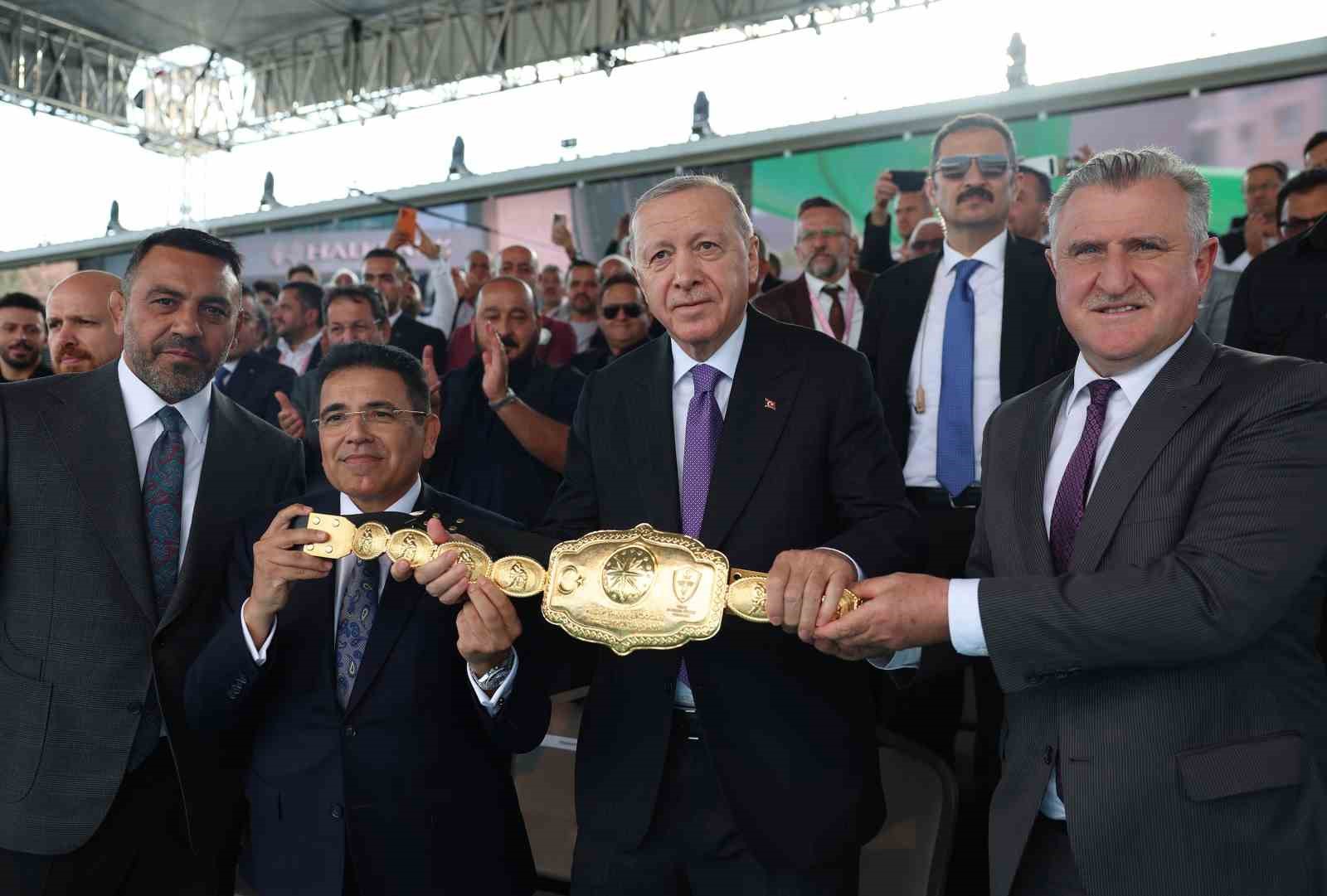 Cumhurbaşkanı Erdoğan, Yağlı Güreş Cumhurbaşkanlığı Kupası’nı takip etti
