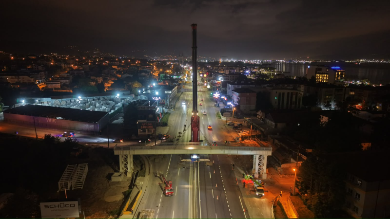 Başiskele Kavşağı’nda 80 tonluk tabliye gece operasyonuyla yerleştirildi