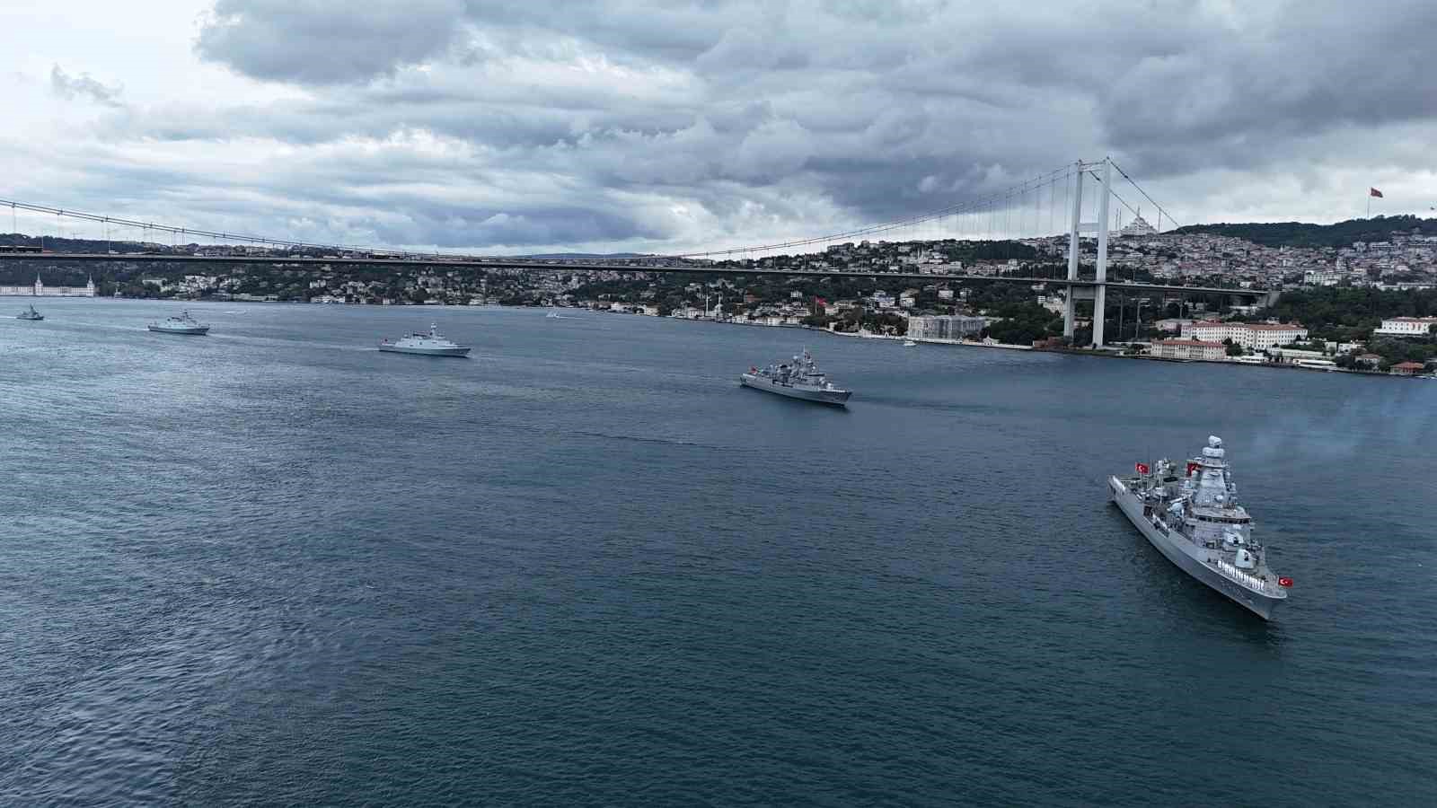 Deniz Kuvvetleri Günü’nde 15 savaş gemisi İstanbul Boğazı’ndan geçti