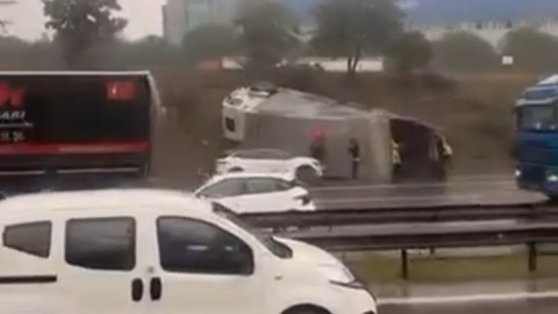 TEM'de tır devrildi: Trafik durma noktasına geldi