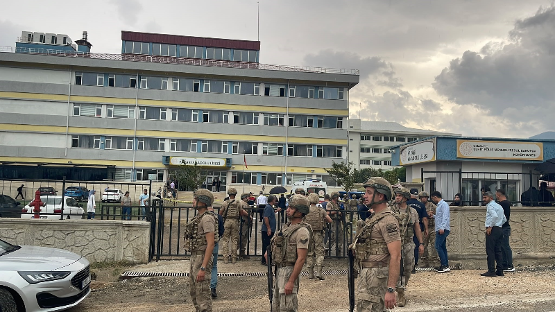 Lisede korku dolu anlar: Silahla vurulan öğretmen öldü