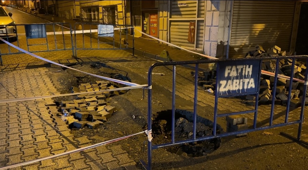 Fatih’te yağmur sonrası yol çöktü: Kamyon ve otomobil çukura girdi
