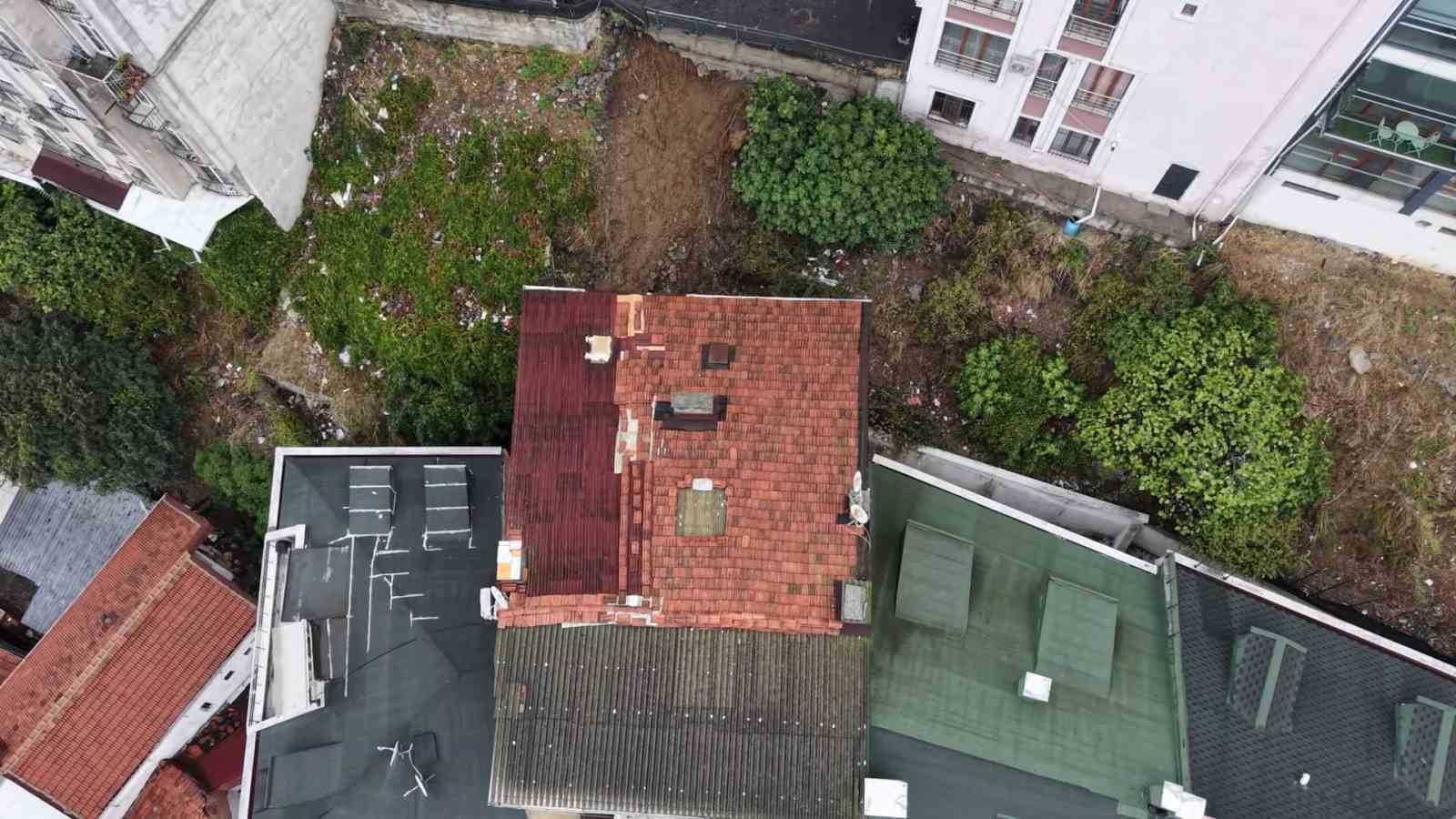 Eyüpsultan’da toprağın kaydığı alan ve tahliye edilen apartman dron kamerasıyla görüntülendi
