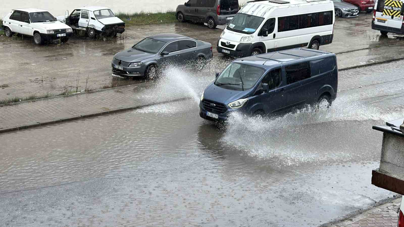 Sağanak yağış yolları gölete çevirdi: Araçlar temkinli ilerledi
