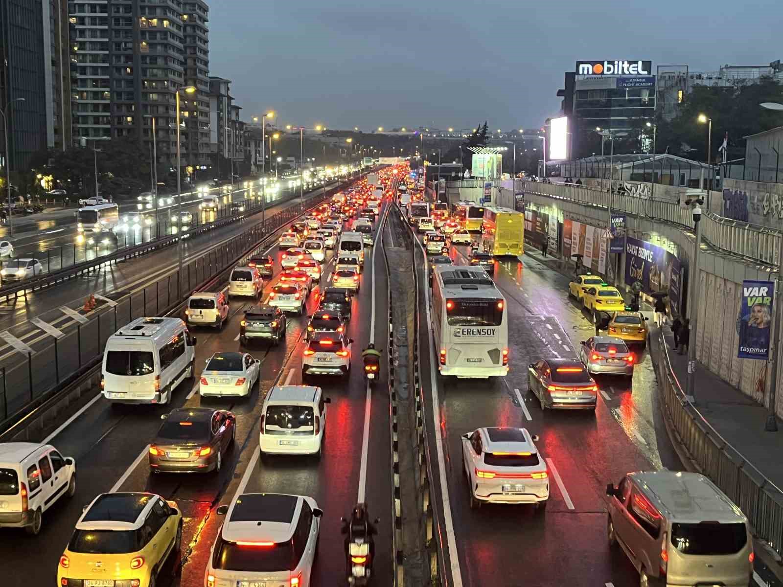 İstanbul’da trafik yoğunluğu yüzde 76’ya ulaştı
