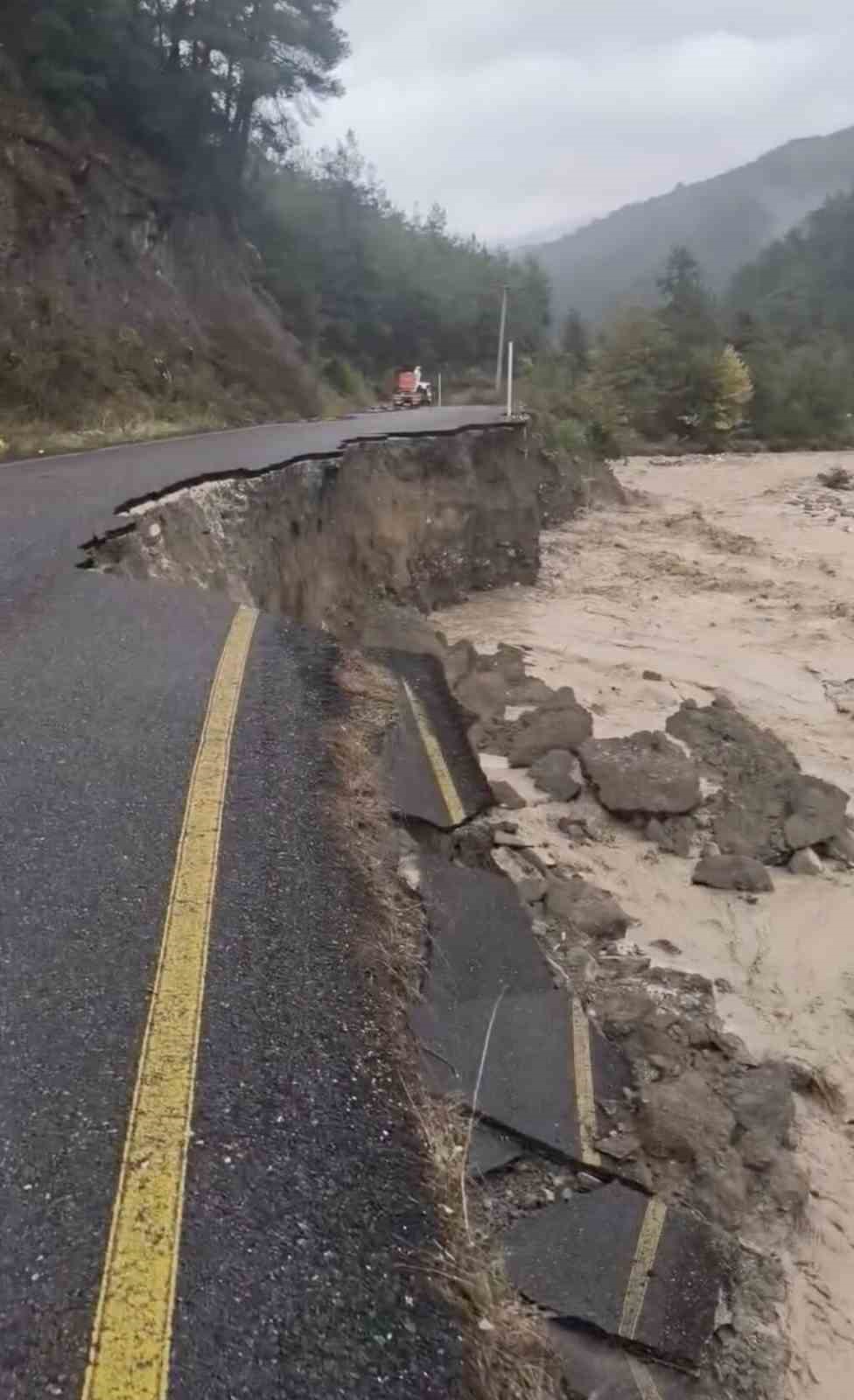 Hızlı akan sular yolu çökertti!