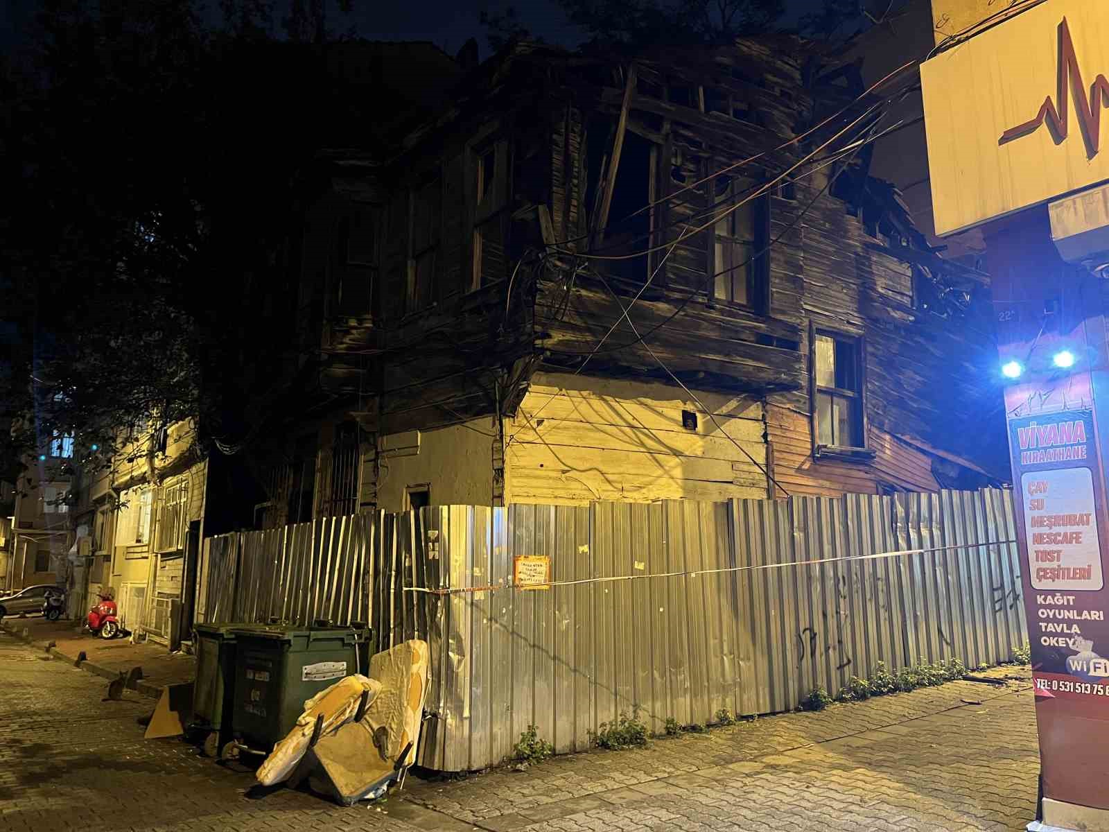Fatih’te ahşap ve tarihi metruk binada kısmi çökme
