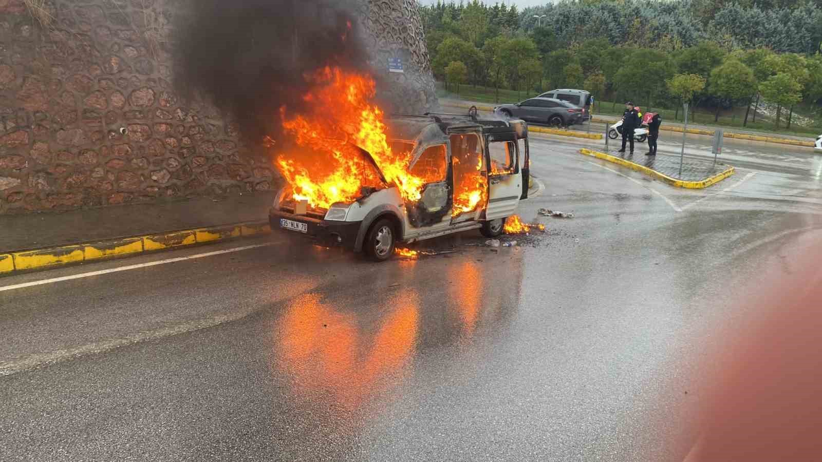 Seyir halindeki araç alevlere teslim oldu
