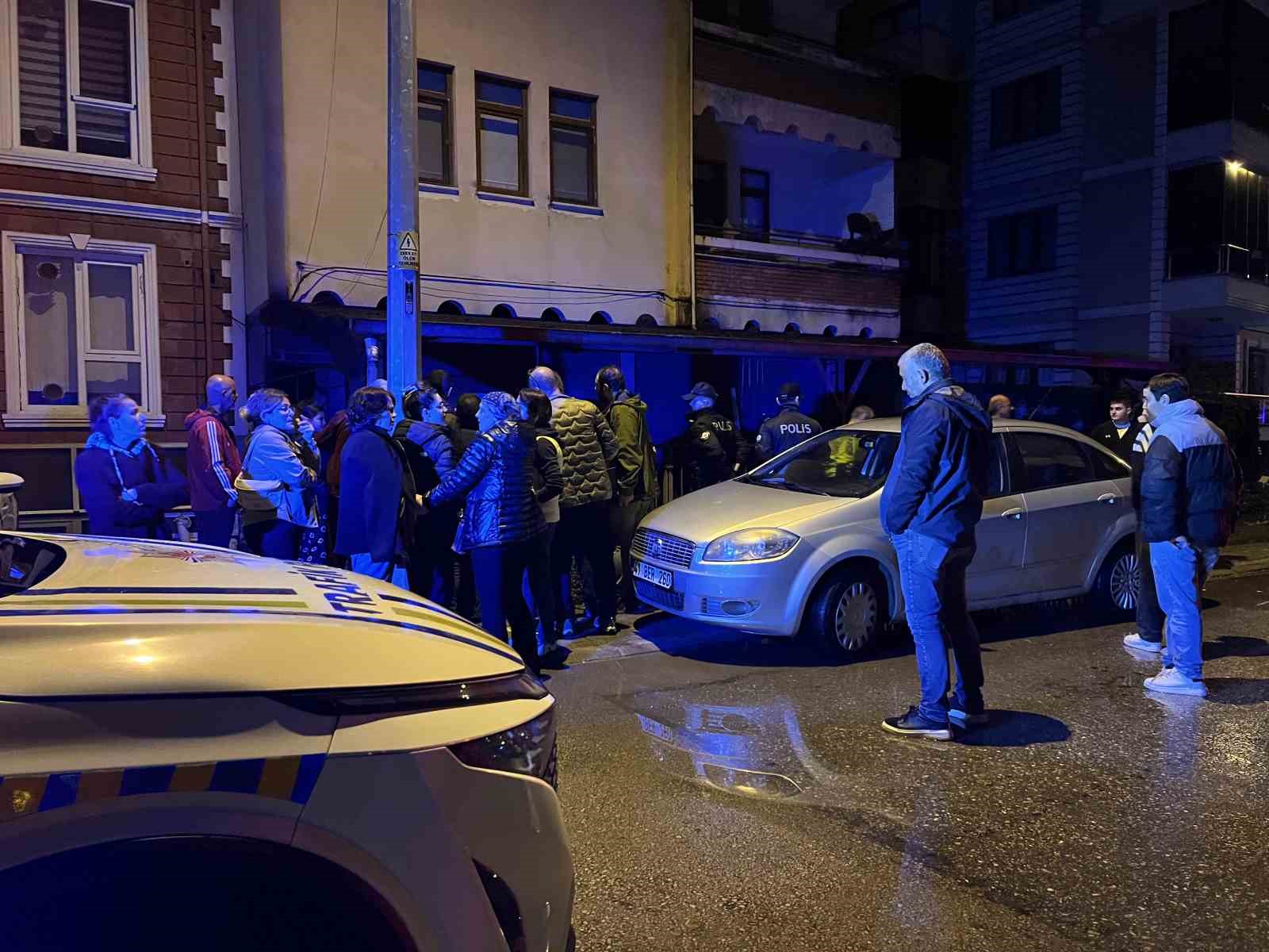 Temel kazısında toprak kayması: 2 bina tahliye edildi