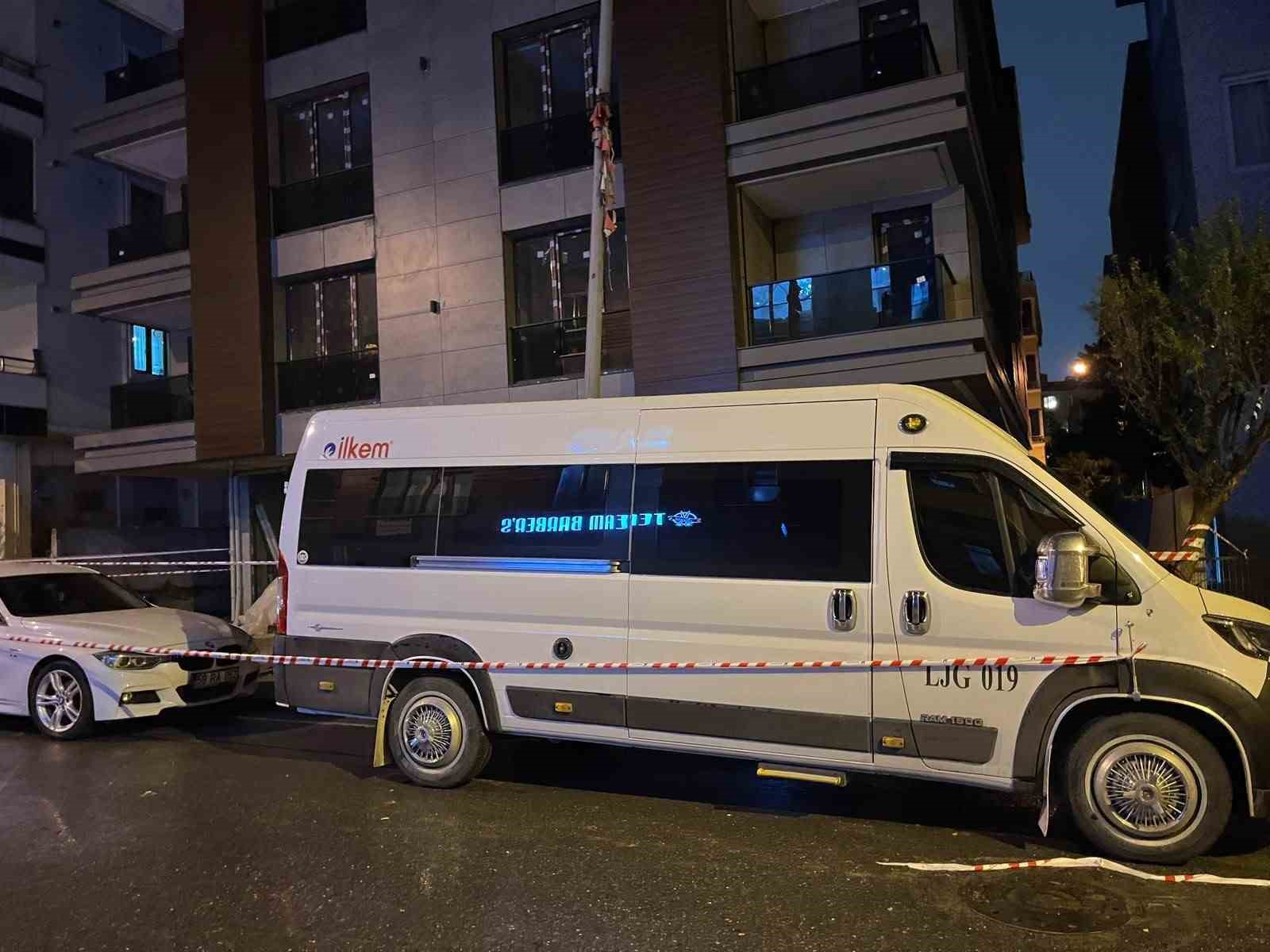 Küçükçekmece’de inşaat ile aydınlatma direği arasında elektrik akımına kapılan köpek telef oldu
