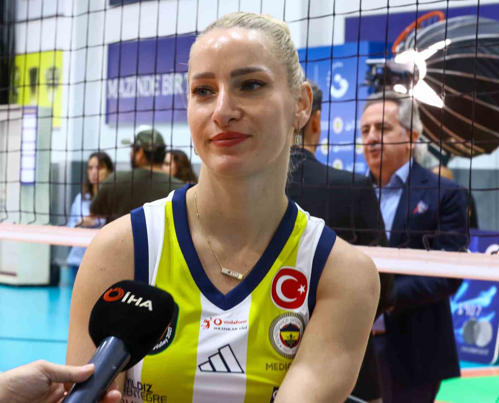 Gizem Örge: "Kupalarla taçlandıracağımız bir sezon olacağına inanıyorum"
