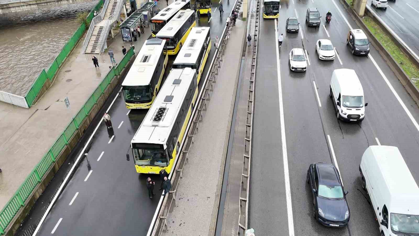 İETT otobüsü arızalandı, Kadıköy D-100 Karayolu’nda trafik durma noktasına geldi

