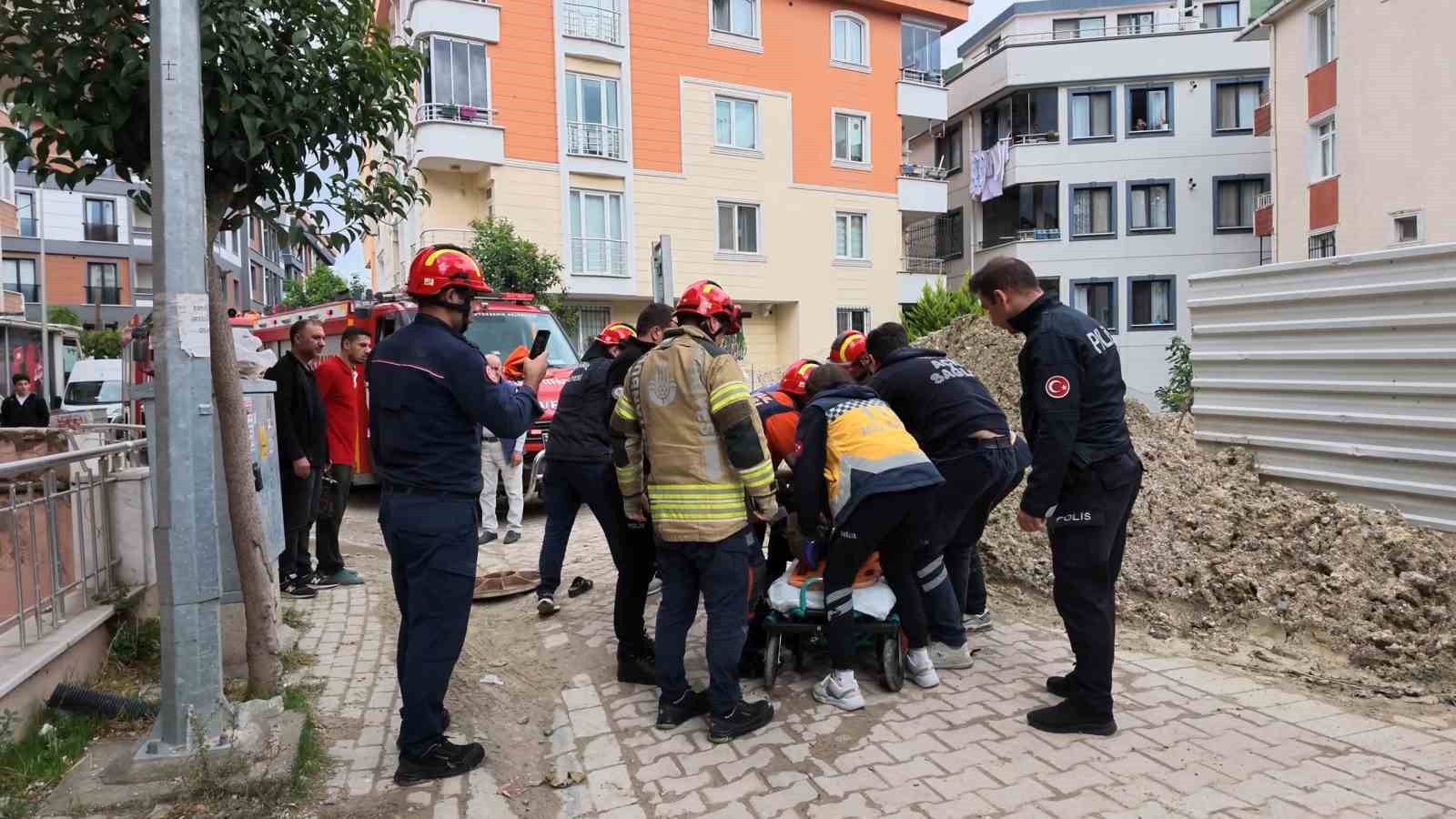 Avcılar’da yaşlı kadın üzerine bastığı rögar kapağının açılmasıyla, 4 metre aşağıya düştü

