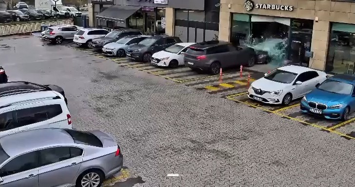 Çekmeköy’de kaza ucuz atlatıldı: Sürücüsünün kontrolünden çıkan cip kafeye daldı
