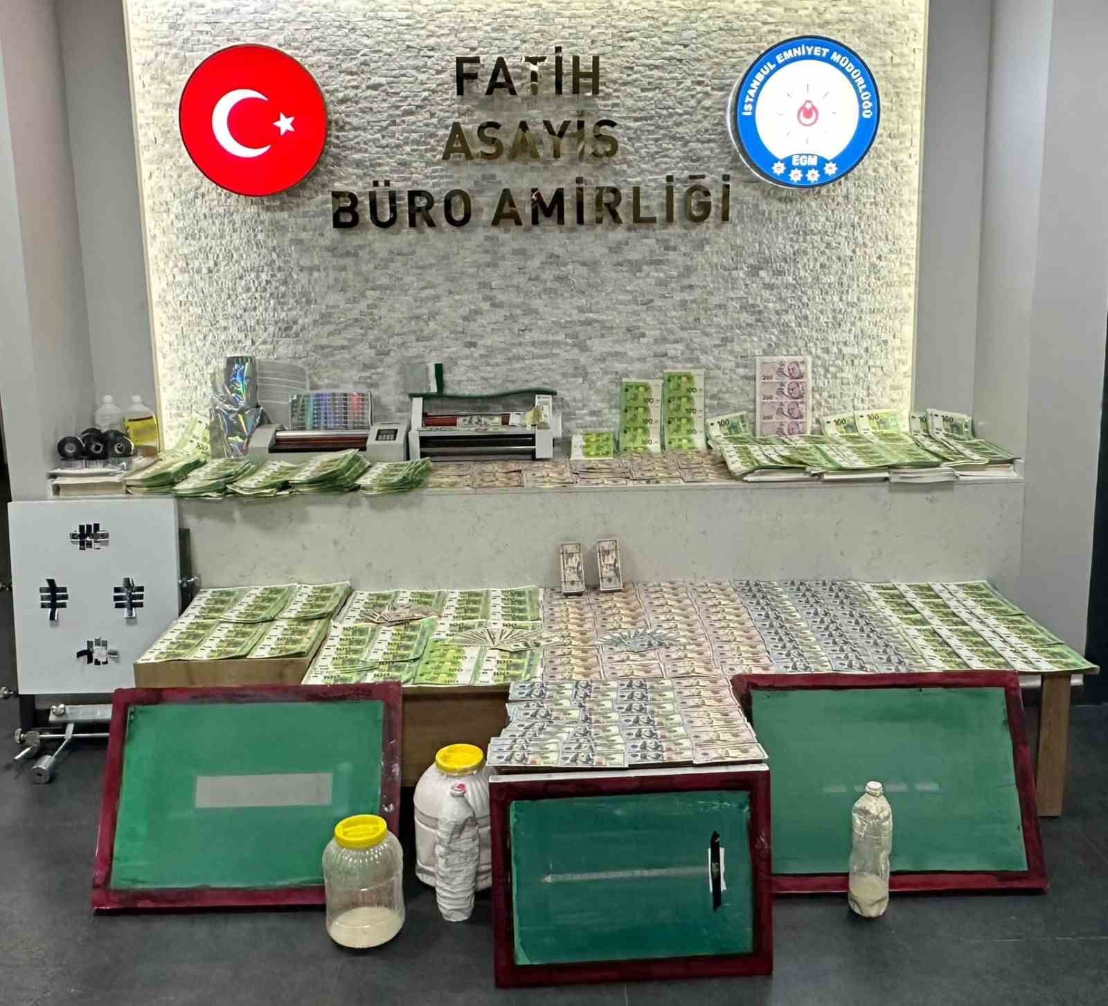 Fatih’te gerçekleştirilen operasyonda deste deste sahte para ele geçirildi: 2 gözaltı
