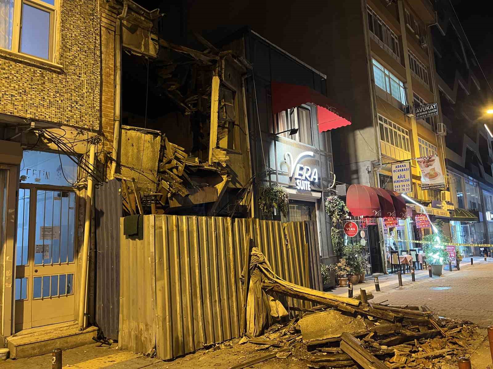 Bakırköy’de metruk binanın çökme anı kamerada
