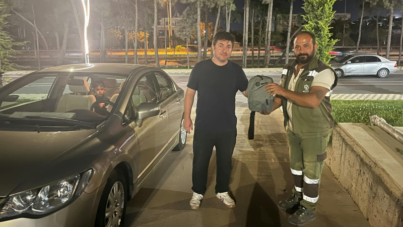 Bulduğu 400 bin liralık bilezikleri polise teslim etti