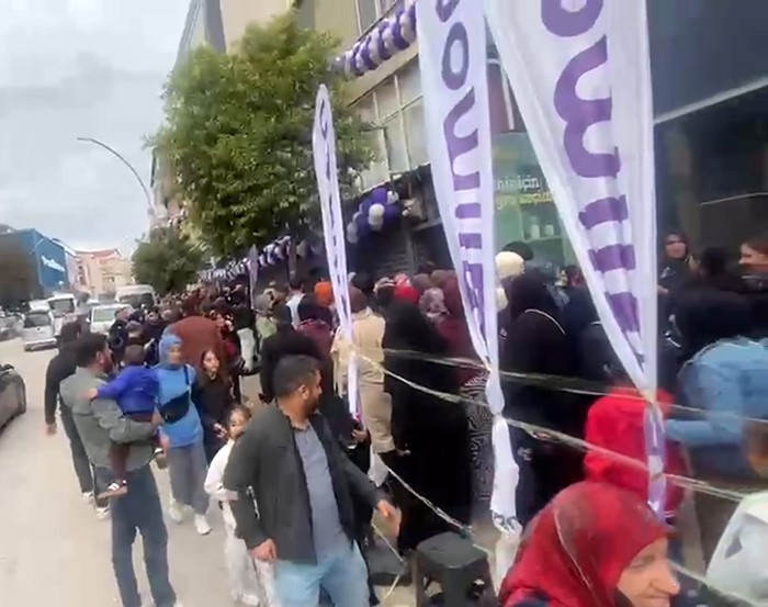 İndirim izdihamı trafiği aksattı