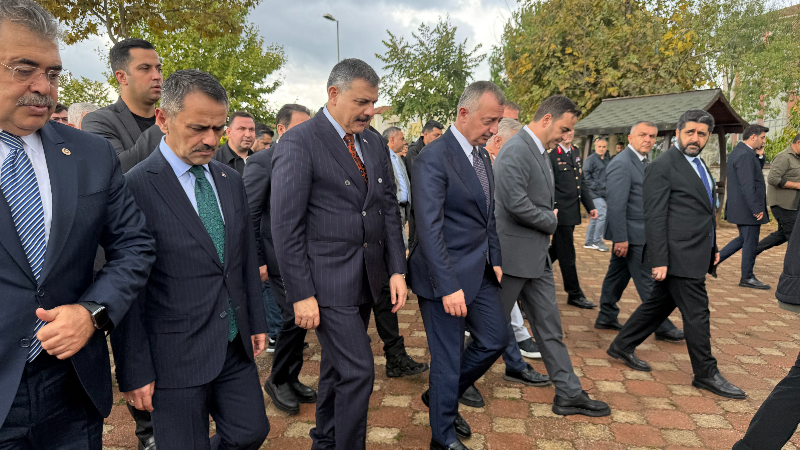 Bakan Çiftçi Kocaeli'de cuma namazı kıldı, vatandaşlarla bir araya geldi