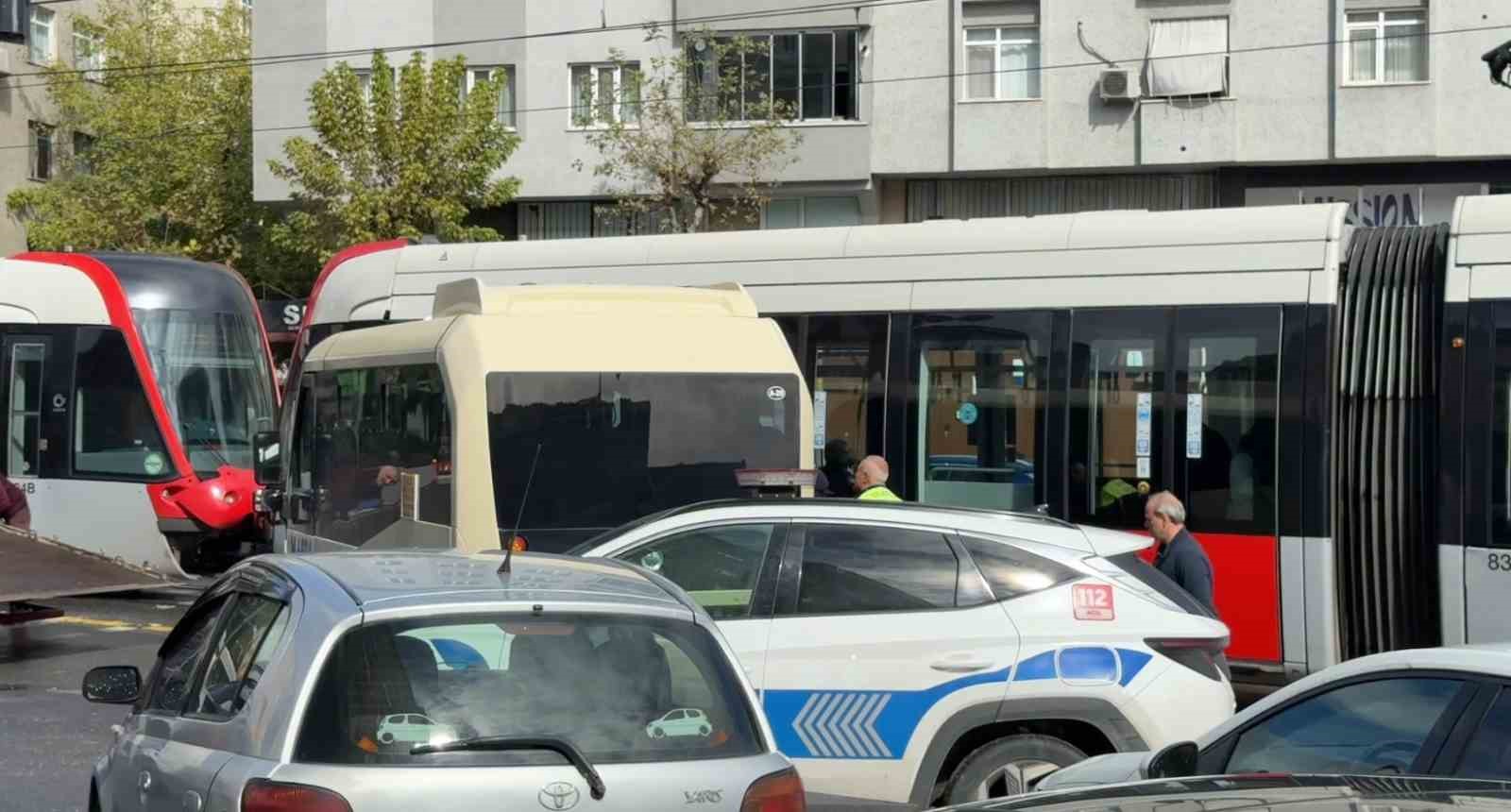 Güngören’de tramvay ters dönüş yapan minibüse çarptı
