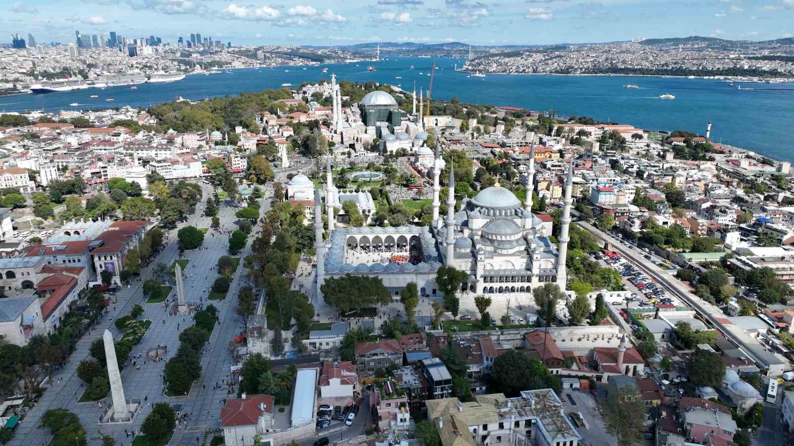 Ayasofya’nın Kubbesi gri brandalarla kapatıldı
