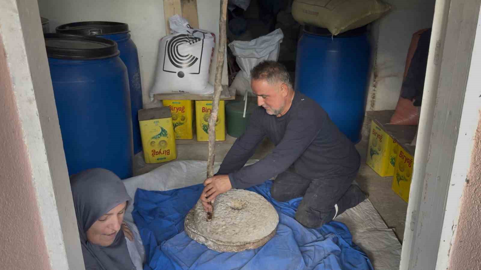 90 yıllık geleneği taş değirmende yaşatıyorlar
