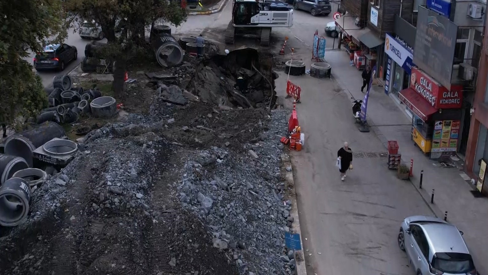 Eyüpsultan Bulvarı’nda altyapı çalışmaları sırasında kısmi göçük