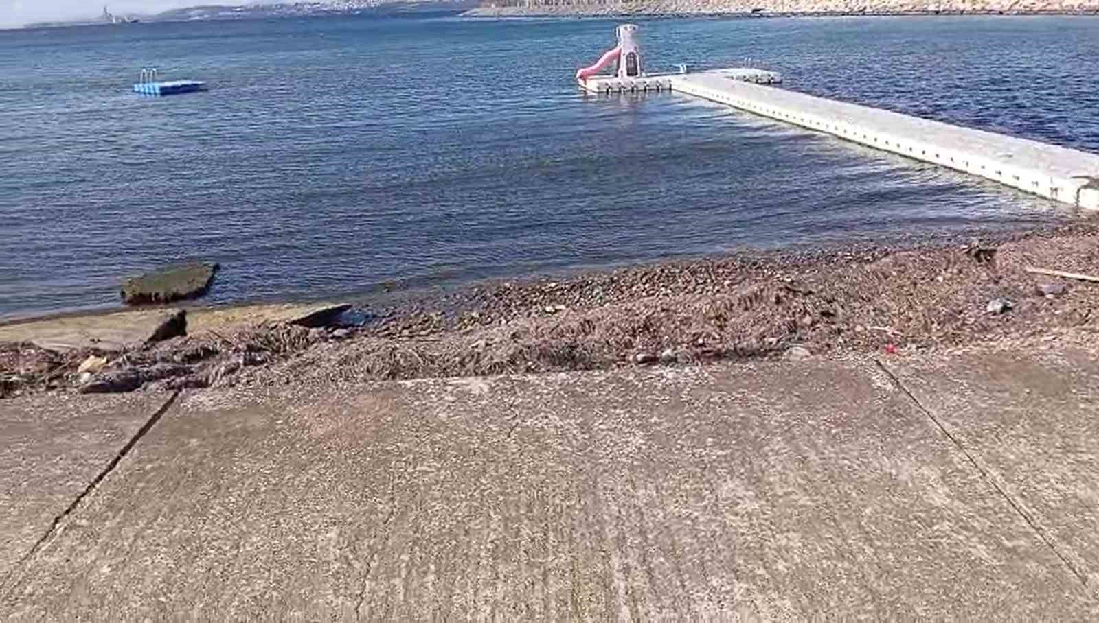 Yalova’da kırmızı renkli su denize döküldü