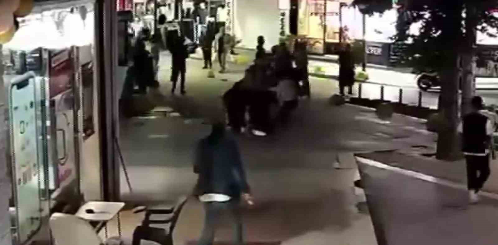Anne ve kızını cadde ortasında darbettiler